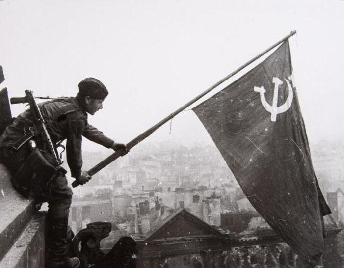 Фото победы над германией 75 лет назад, 30 апреля 1945 года, советские воины водрузили Знамя Победы над ре