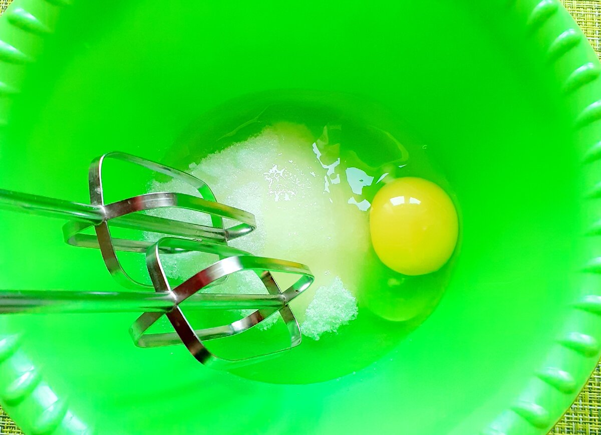 Взбиваем яйцо с сахаром.