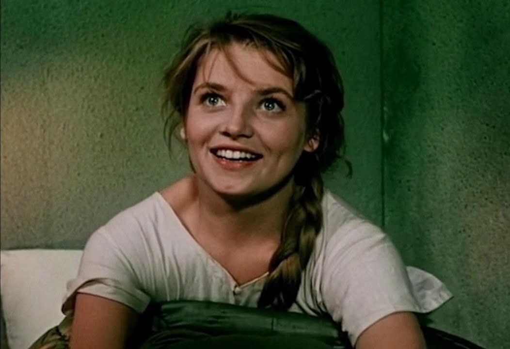 Наталья Кустинская в своём первом фильме "Хмурое утро" (1959)