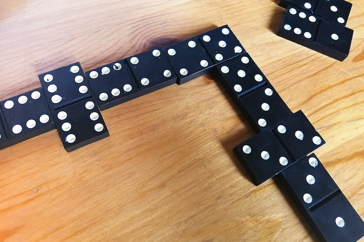 Домино - игра, в которую раньше часто играли во дворе