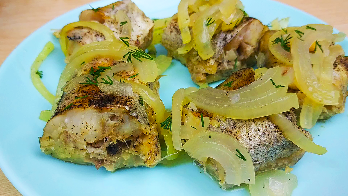 Как вкусно и сочно приготовить обычный минтай на ужин: быстро, бюджетно и совсем без запаха