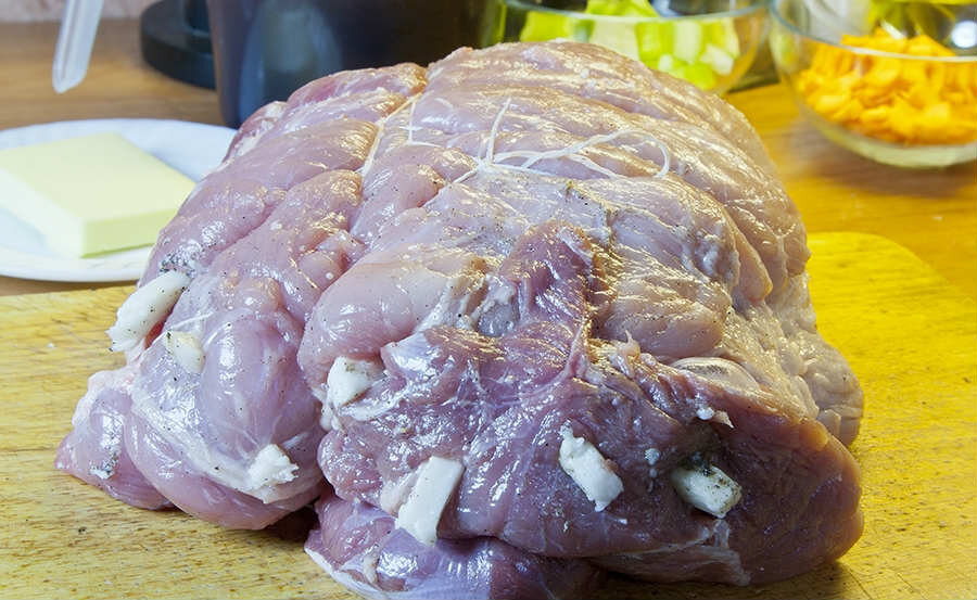 Примерно так выглядит кусок мяса, нашпигованный чесноком