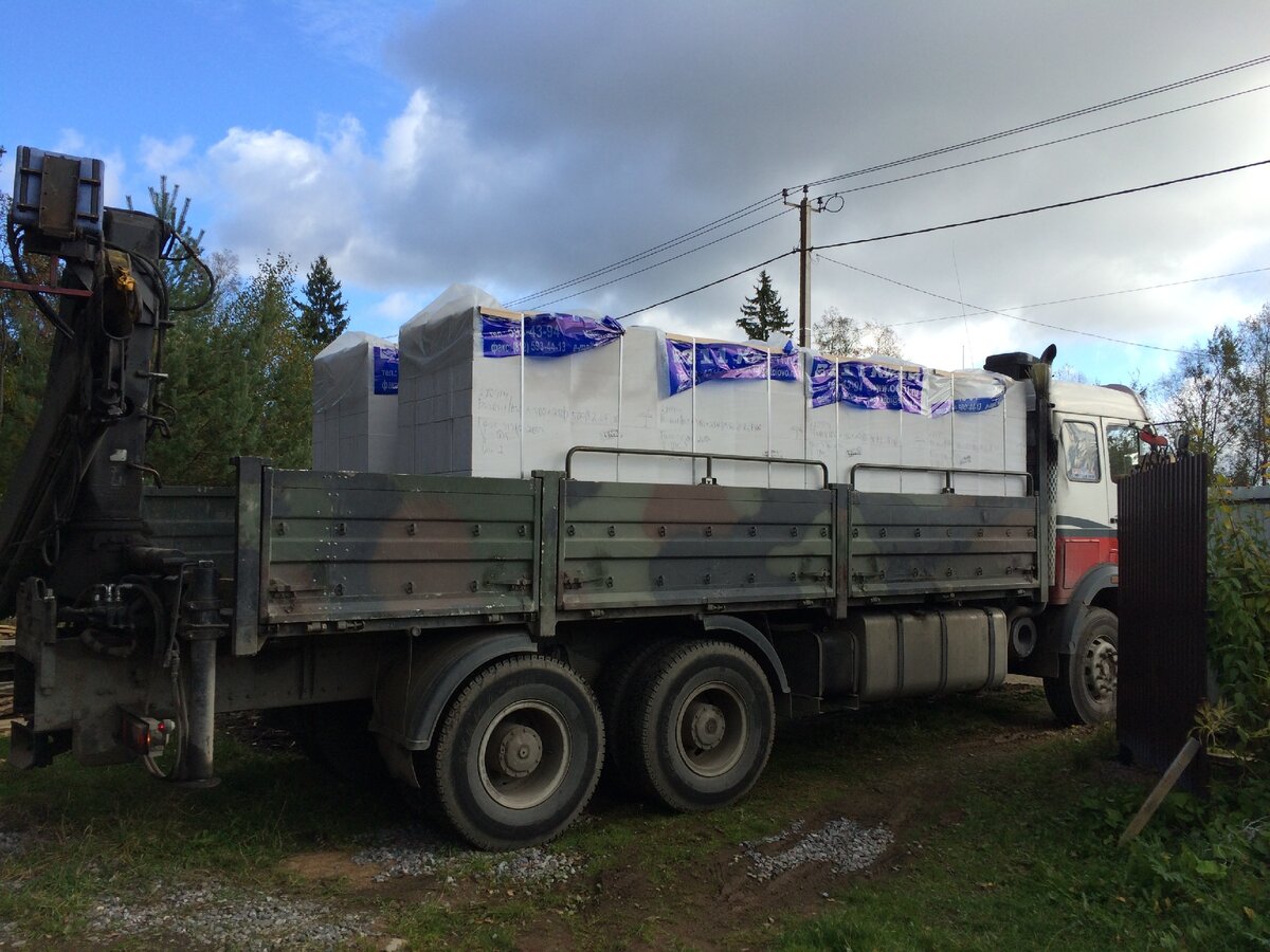 Разгружали сразу на уже готовый фундамент и возле него