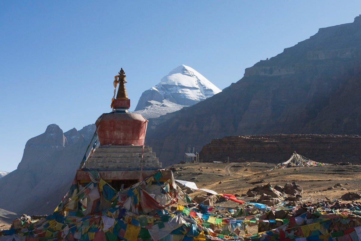 В окрестностях горы Кайлас расположено немало буддистских монастырей и святилищ