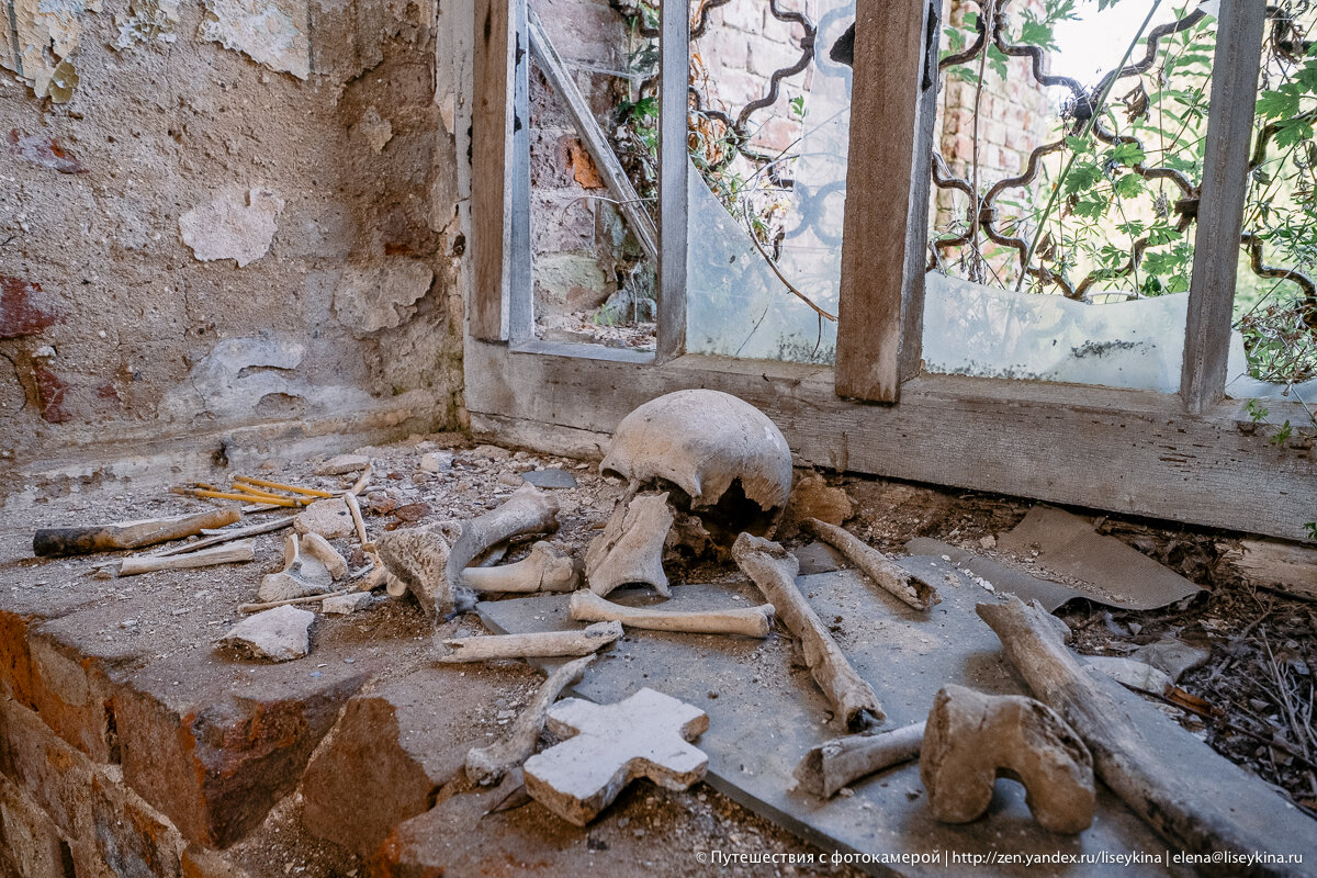 Заброшенный храм, старый сундук, странная ржавая штуковина с шестеренками и человеческий череп на подоконнике