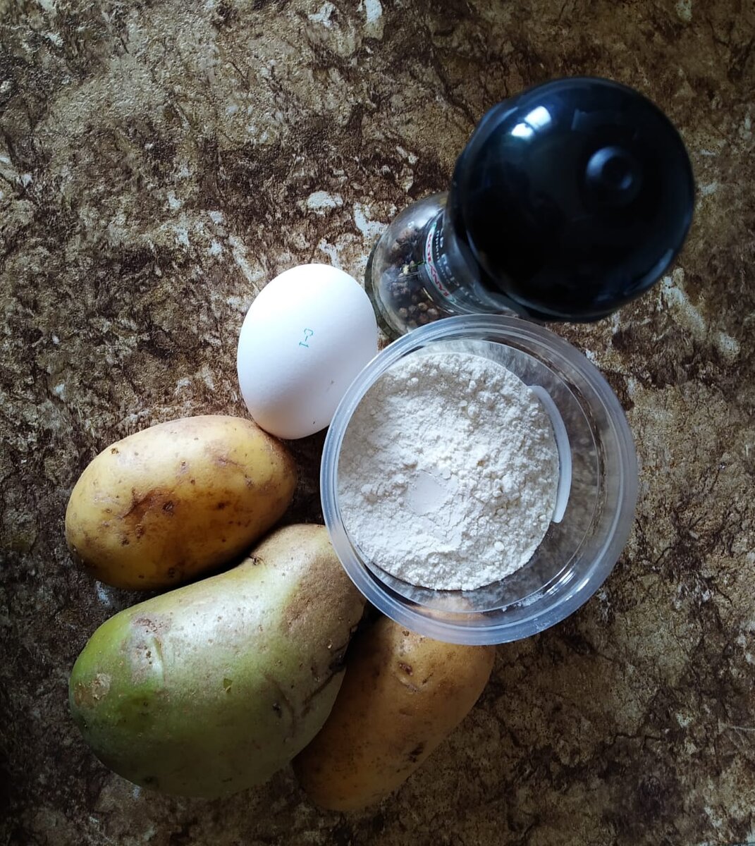 3 картофеля, 1 яйцо, мука 4 ст.л,соль,перец по вкусу