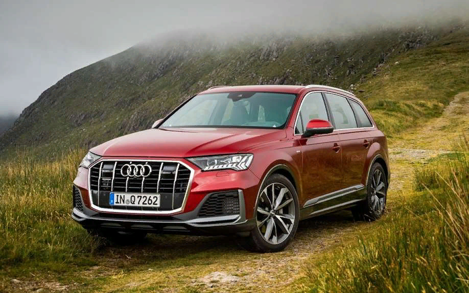 Даже люксовым кроссоверам со временем требуется доработка и модернизация. Ауди Q7 2020 модельного года почти не преобразился внешне, зато внутреннее оснащение стало значительно лучше. 
Ауди КУ 7 представлен тремя силовыми установками. Стандартная модификация – 3-х литровый движок с мощностью 333 л. с., а для Advance и Quattro Tropical разработан аналогичный 3-х литровых агрегат, но с меньшей мощностью – 252 л. с. Опционально можно выбрать экономный вариант с 252 «лошадками» и турбонаддувом. Укомплектовывается надежный движок автоматической трансмиссией с 8 позициями.

Кроссовер будет иметь четыре разных версии:
1)Business.
2)Advance.
3)Quattro Tropical.
4)Sport.
Салон полностью повторяет характерные черты Audi Q8. В наличии современная центральная консоль, приборная панель представляет собой сенсорный дисплей, развлекательная система Navigation Plus оборудована 2 небольшими, но качественными цветными дисплеями.
