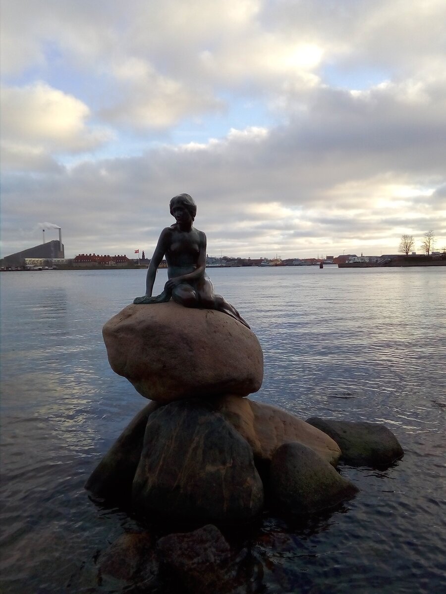 Памятник андерсеновской "Русалочке". Фото М. Миртаевой. 1 января  2020 года. Личный архив автора, подарок.