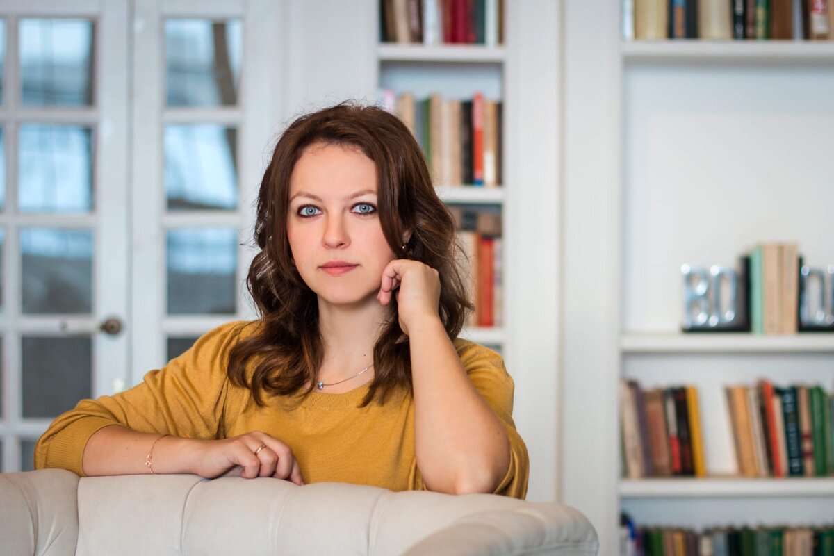 Юлия Люфт — создатель онлайн школы для дошкольников «Лукоморье», автор курса развивающих занятий, фотограф, блогер, мама. Юлия — москвичка, сейчас живет в Германии, где и родилась ее дочь Соня. Программу развивающих занятий Юлия начала писать для Сони, когда та была еще совсем крошкой. Со временем материала накопилось так много, что Юлия приняла решение организовать онлайн школу. О том, как все начиналось и куда движется, рассказывает Юлия Люфт.