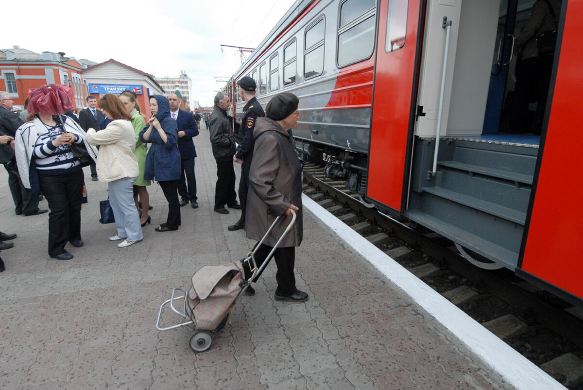 Посадка в ЭД9Э, Барнаул. Фото Altapress.ru
