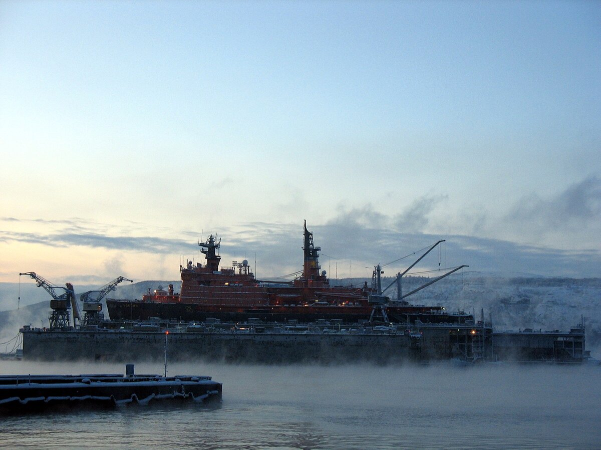 Атомный ледокол в плавучем доке в центре Мурманска.