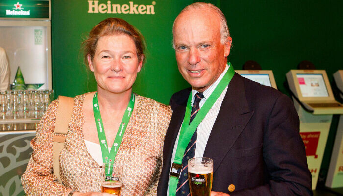 Шарлин де Карвалью-Хайнекен унаследовала 25% акций пивоваренной компании Heineken в 2002 году от своего покойного отца Фредди Хейнекена, который занимал должность генерального директора голландской компании. Ее муж Мишель является инвестиционным банкиром и занимает руководящую должность в компании. Капитал: 15,7 миллиардов долларов