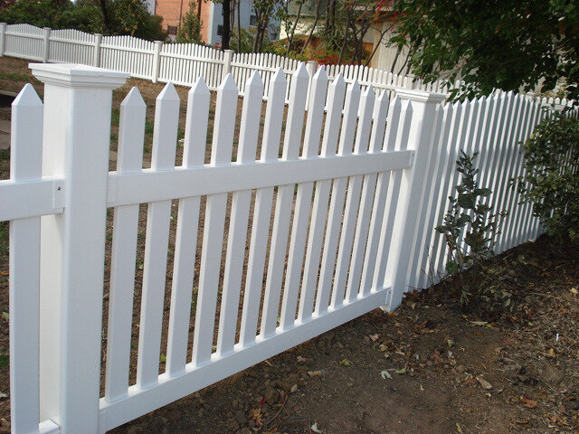 Такие "примерно" заборы нам нравятся...