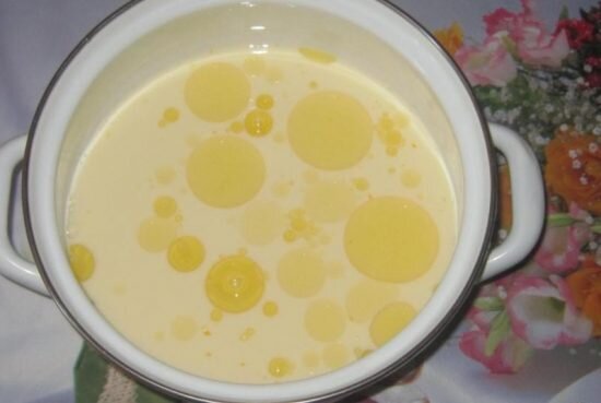 Шаг 3. Разрыхлитель смешать с мукой и всыпать в тесто, взбивать до однородности. Тесто должно получиться достаточно жидким.