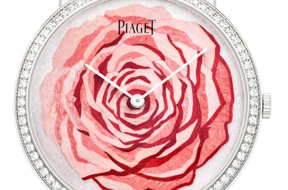 Часы Altiplano Rose, Циферблат с мозаикой-маркетри из дерева, мотивом Piaget Rose. С сайта  piaget.com
