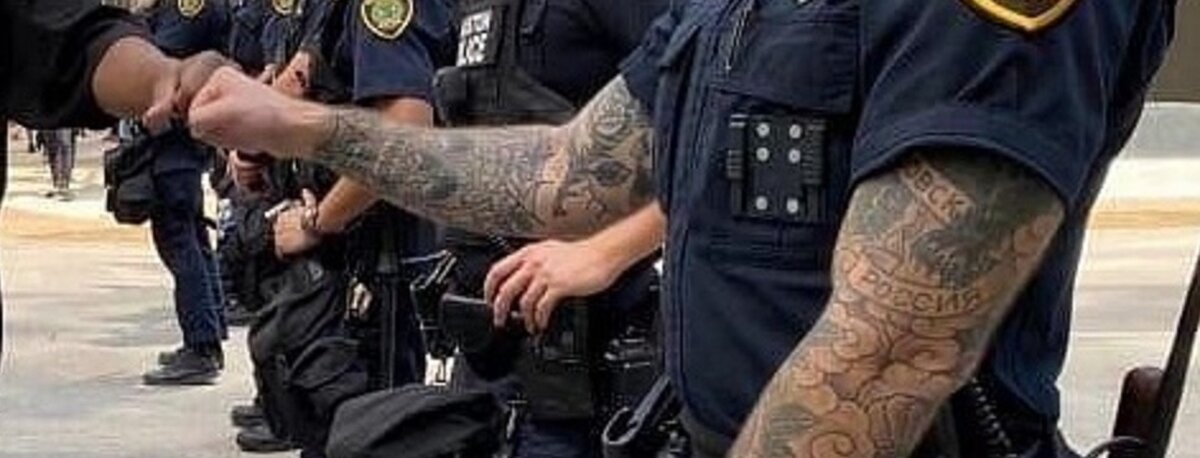 Фрагмент заглавного фото. "Давай кулак, бро..."