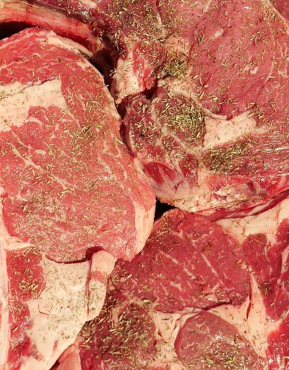 Мясо для антрекота должно мариноваться не менее 2 часов в холодильнике и жариться на сливочном или топленом масле