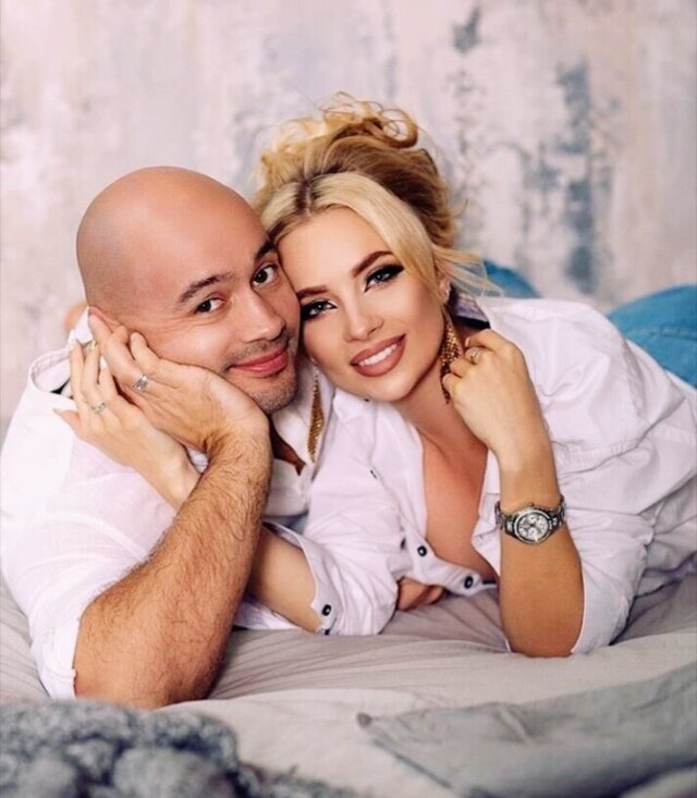 «Святослав! Я мечтал о сыне и в душе знал, что моим первенцем будет мальчик, которого я назову именно так. К счастью, моей любимой жене это имя тоже по сердцу. Священная Слава! Наше родное славянское имя. Мой сын. Моя кровь. Моя гордость. Святослав Андреевич Черкасов!», — написал Андрей.