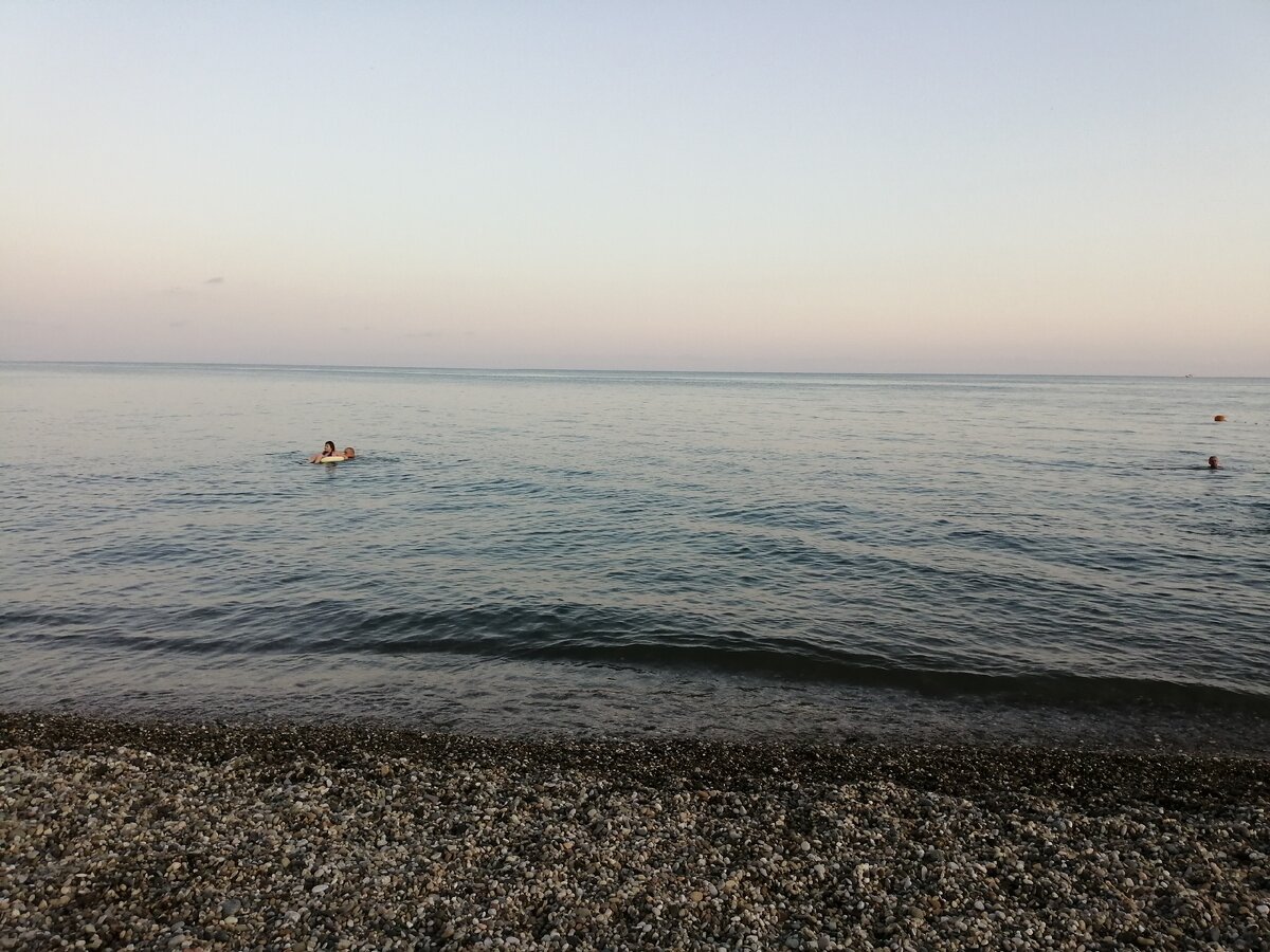 Закат на море в Абхазии. Лидзава. Выход к морю у частного сектора.
