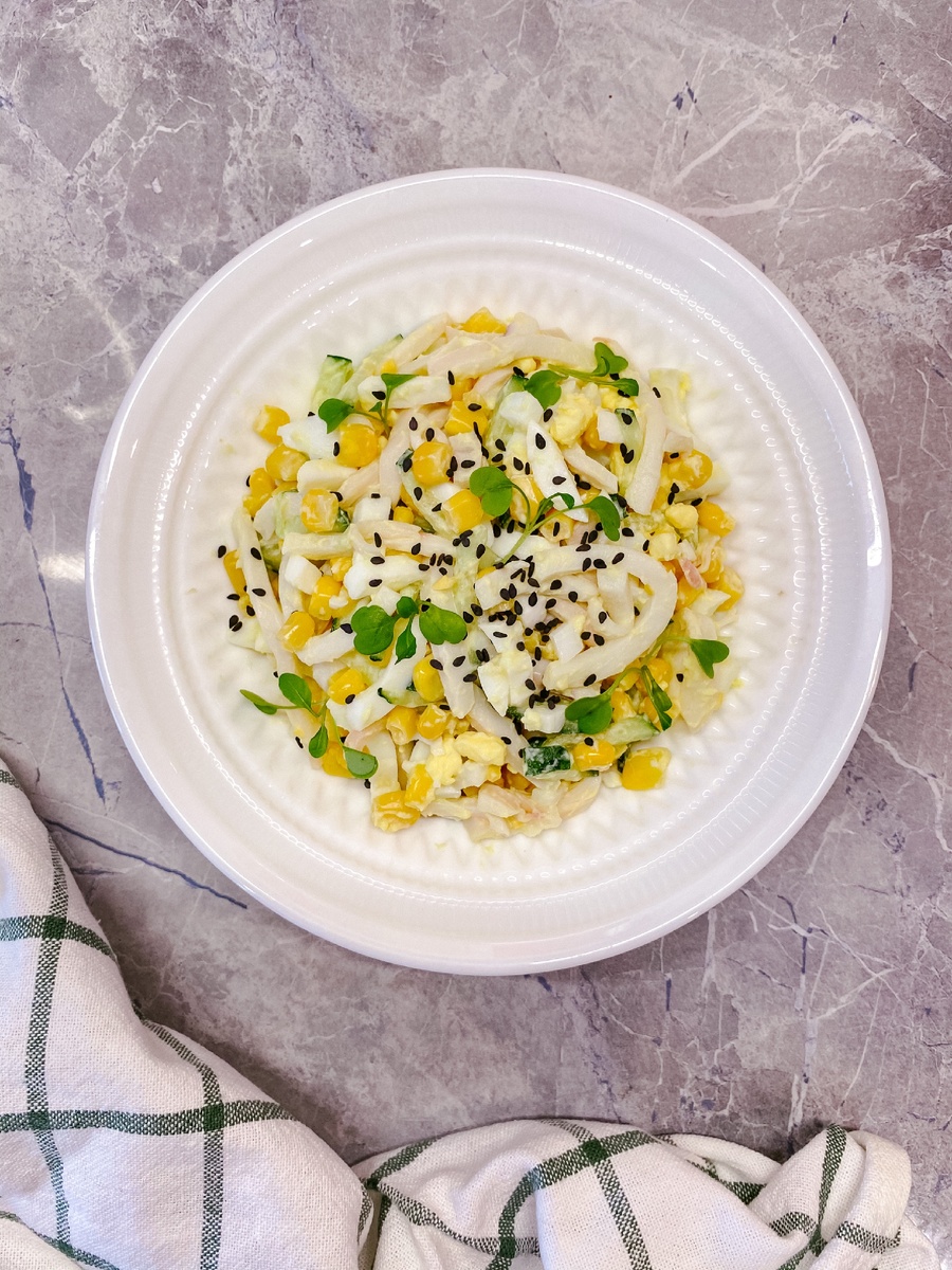 ⠀
Всем привет, мои хорошие!
Буду очень благодарна если дочитаете до конца этот рецепт
Так я получаю обратную связь от вас, а для меня это очень важно😉
⠀
Сегодня я хочу с вами поделиться рецептом просто идеального ужина! Быстро, просто, вкусно и полезно👍🏻
⠀
🍽Нам нужно:
▪️кальмар
▪️яйца отварные
▪️консервированная кукуруза
▪️огурец свежий
⠀
Пропорции зависят от того, сколько салаты вы хотите получить😉
⠀
1. Кальмар очищаем от кожицы
⠀
Это такая красно-коричневая плёночка сверху. Ее снять будет легче если обдать тушки кальмара кипятком.
❗️И не забудьте удалить хитиновую пластину. Она находится внутри тушки и похожа на пластик☝🏻
⠀
2. Промываем тушки кальмаров и варим в течение 2-3 минут
 3. Яйца, огурец и отварные кальмары нарезаем средним кубиком
 4. Добавляем кукурузу
⠀
🧂Варианты Заправки:
⠀
🔸Растительное масло
🔸Оливковое масло, соль, перец
🔸Сметана, соль, перец, лимонный сок
🔸Греческий йогурт, лимонный сок, соевый соус
🔸Греческий йогурт, лимонный сок, горчица, соль, перец
🔸Натуральный белый йогурт, чесночный порошок, соль, перец, зелень
⠀
Придумать можно массу подобных заправок и соусов
⠀
Приятного аппетита 🌸
Спасибо за ваши ❤️ и комментарии👍🏻