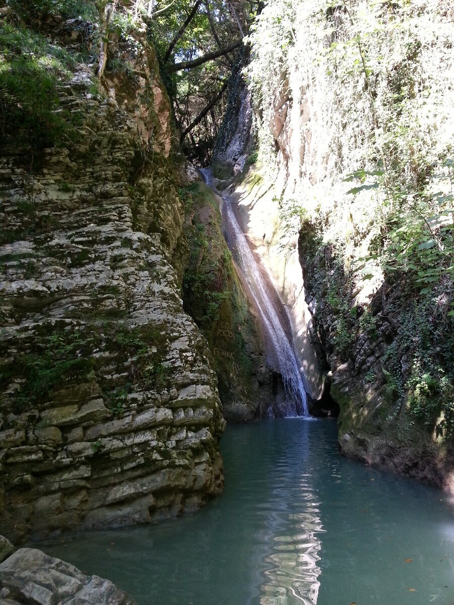 Водопад в ущелье