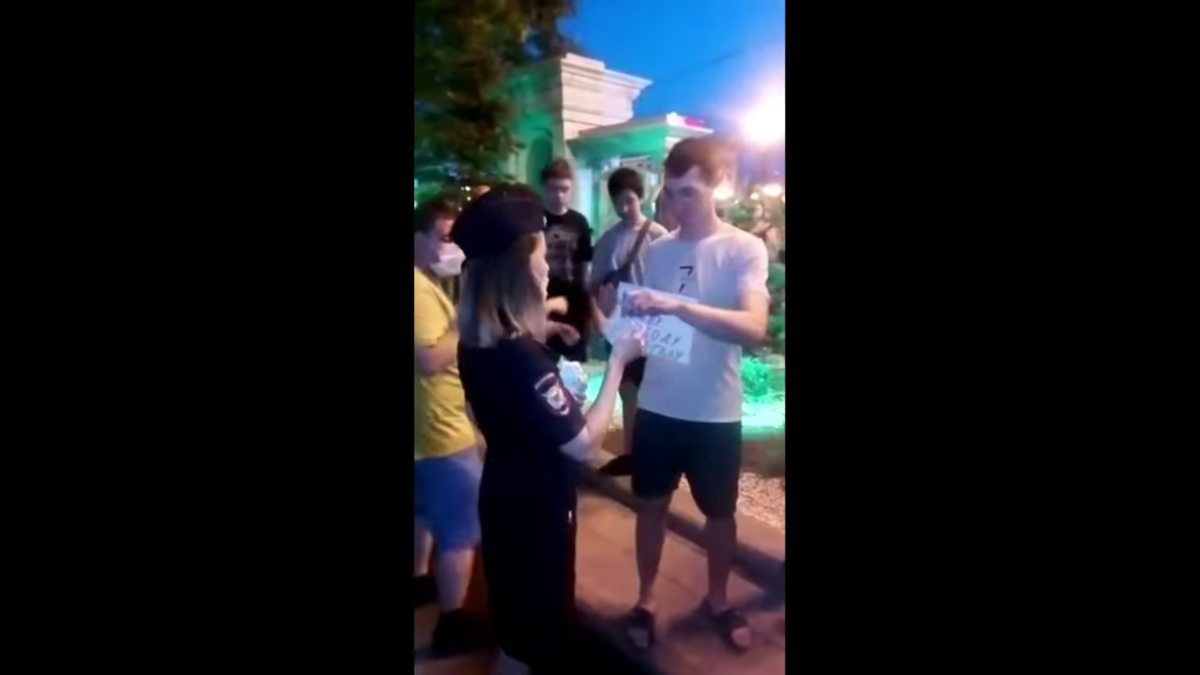 Раздача масок сотрудниками МВД. 