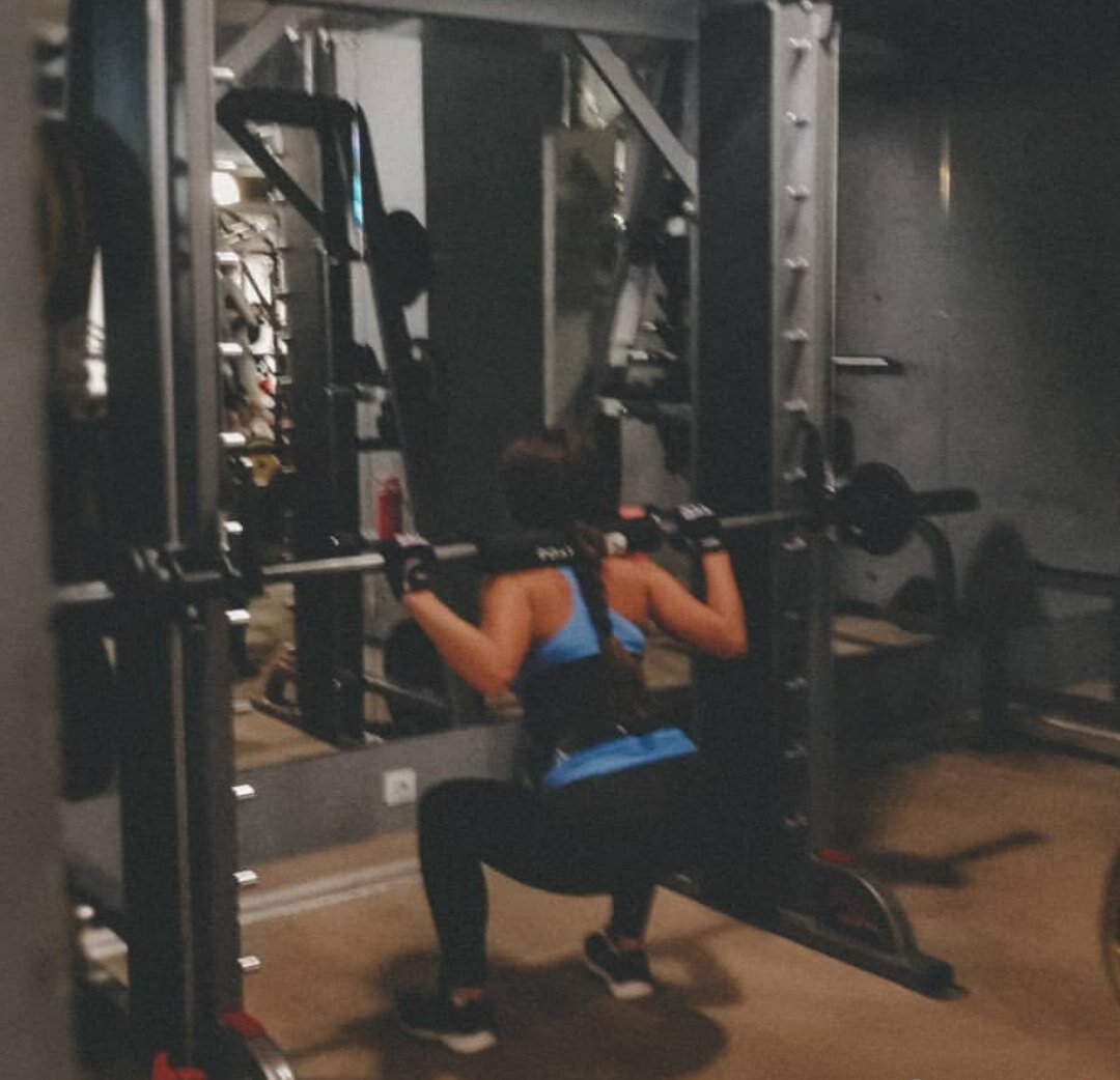 муж мне может что-то говорить, но если упражнение довольно сложное, то я вообще не воспринимаю никакую информацию..иначе до свидания концентрация..