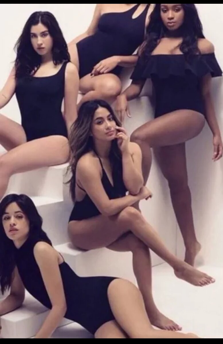 А теперь присмотритесь на девушку в середине...в впервые вижу обе первые ноги)