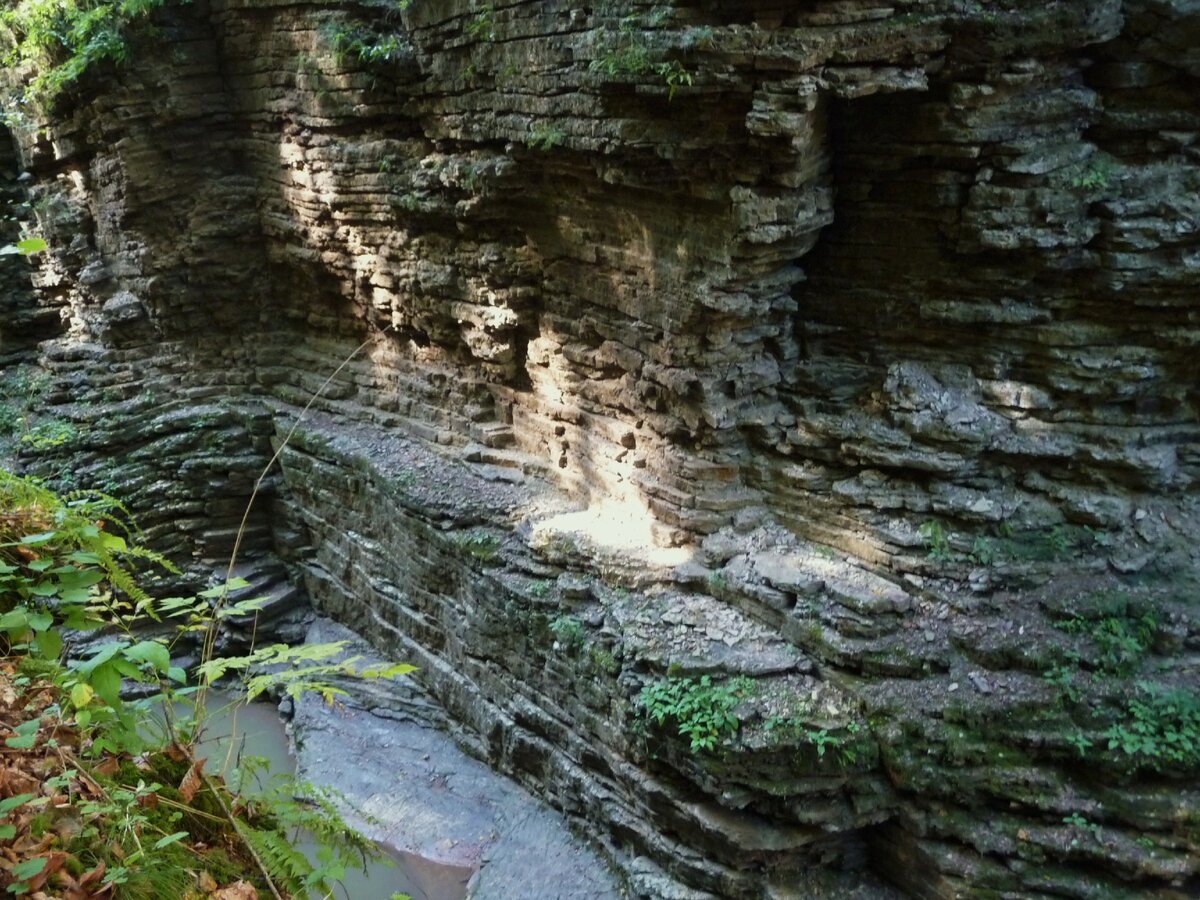 Вся геологическая история Кавказа.  Это берег русла водопада . Фото автора.