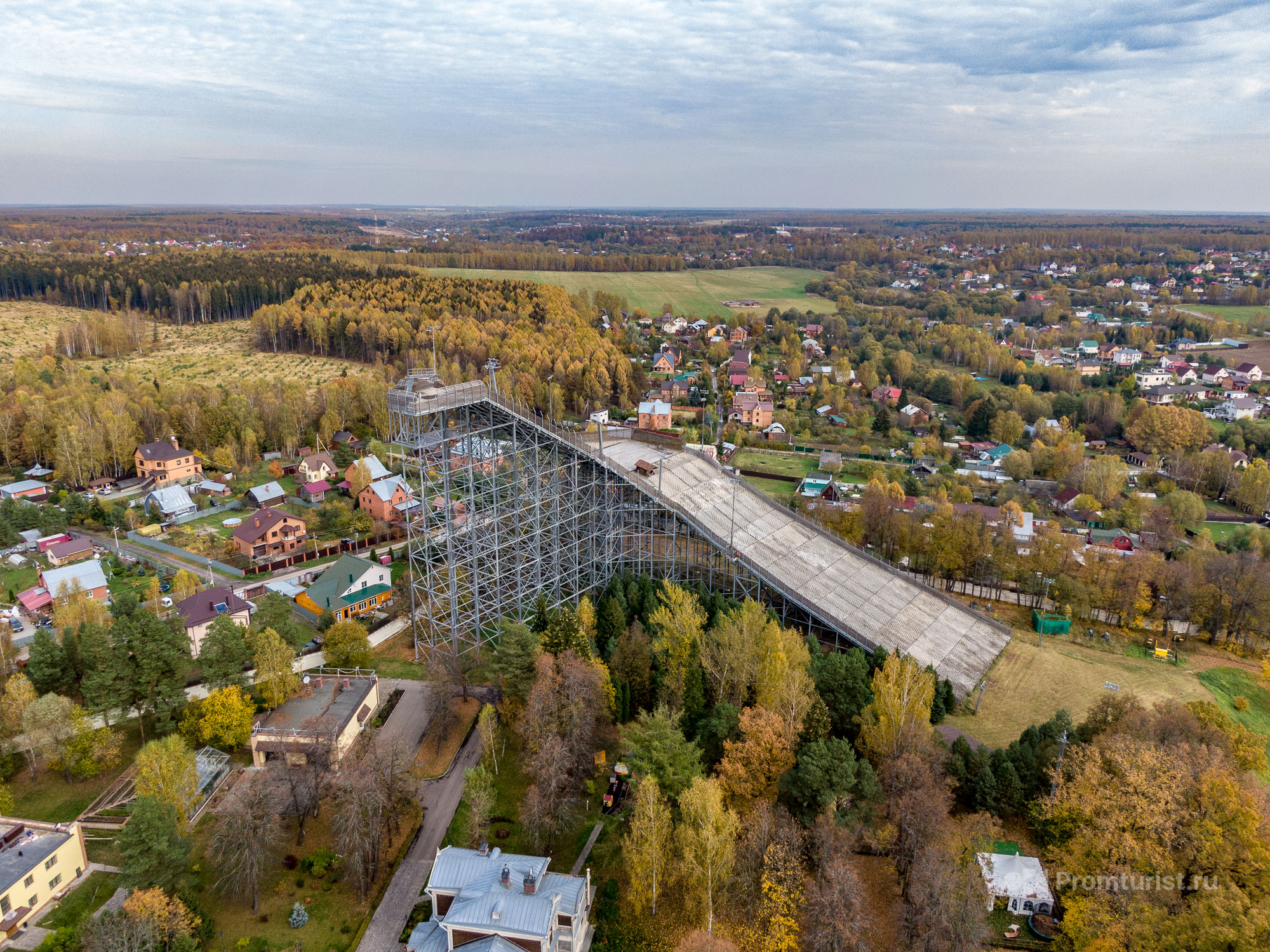 Богач построил у себя во дворе огромную горку высотой 50 метров. Жителям деревеньки пришлось смириться ???‍♂️6