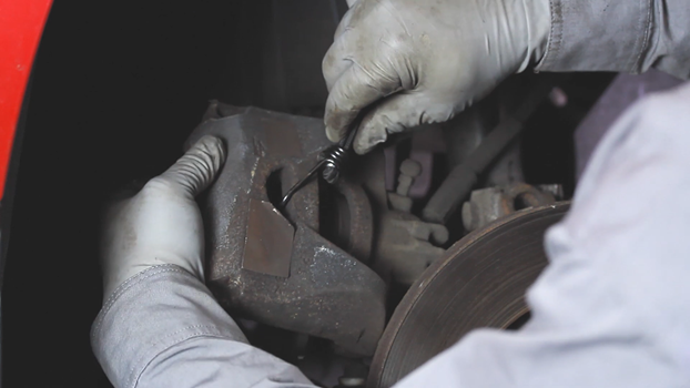 Суппорт следует зафиксировать с помощью проволоки за элемент подвески или арки автомобиля, чтобы он не висел на тормозных трубках и не повредил их.