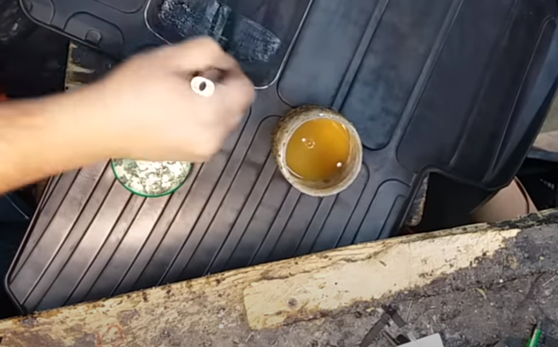 Протерся резиновый коврик в авто, не нужно его выкидывать, показываю как можно легко и быстро его восстановить