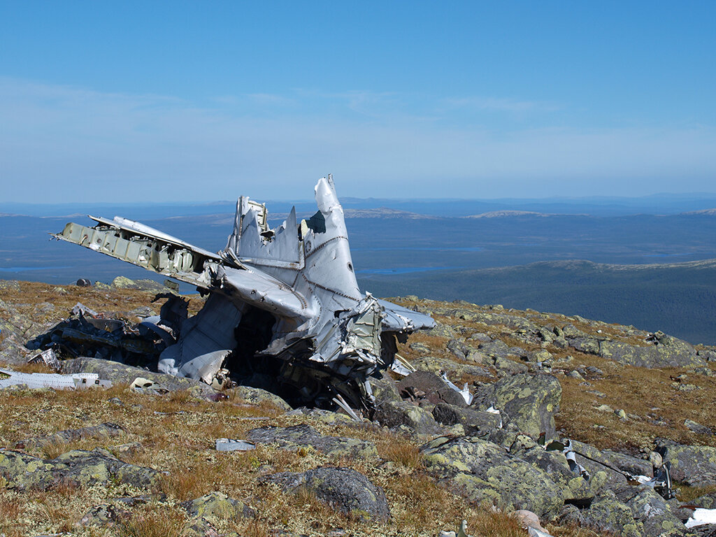 Останки самолета Ту-16 на месте его катастрофы