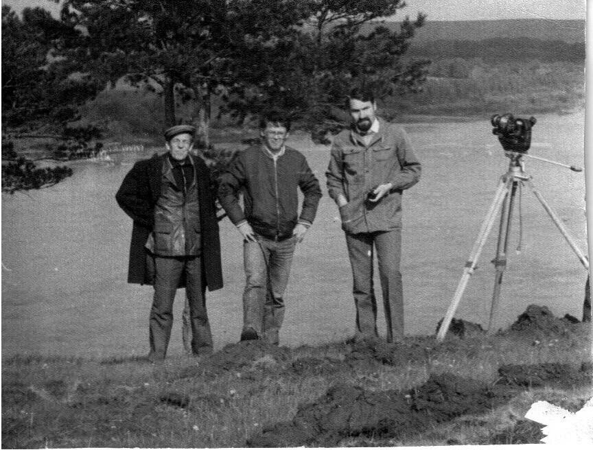 С Юрием Андреевичем Бельским и Владимиром Шмыгой. Фотографирует кинооператор Пётр Николаевич Кузнецов. Фото из архива автора.