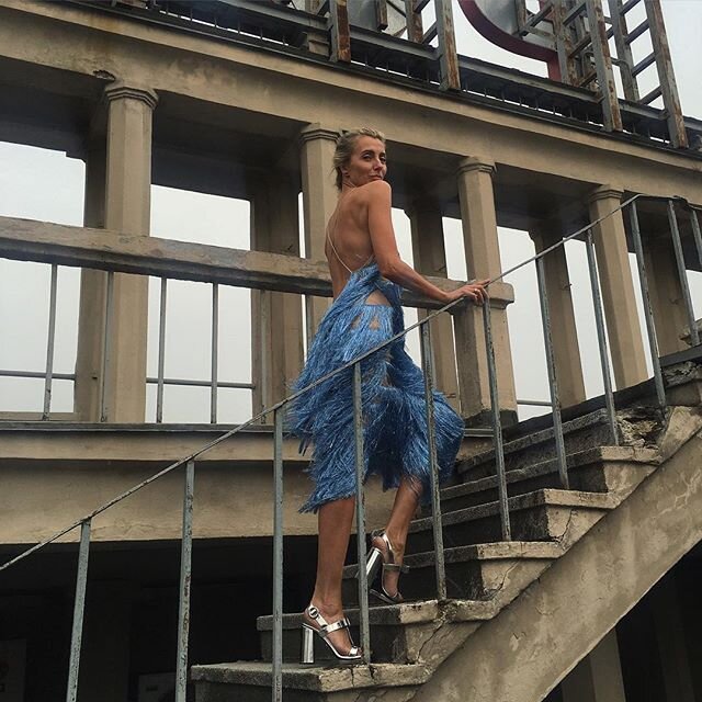 Романс "Вижу нежность". 
Судьба глядит незаметно за нами,
Твоя улыбка чарует меня,
Восхищаюсь я милыми глазами,
Плывут над нами облака.

Свет солнечный нас освещает,
Кружатся в небе мои мечты,
Страсть неземная ярко пылает,
Тебя я вижу вдали.

Тебя странные люди окружают,
Мир многоликий ярко горит,
Чувства нежные меня терзают,
Свет небесный меня озарит.

Время мчится всё быстрее,
Нить судьбы держу в руках,
На душе моей всё светлее,
Вижу нежность в твоих глазах.

25.06.2016 год.