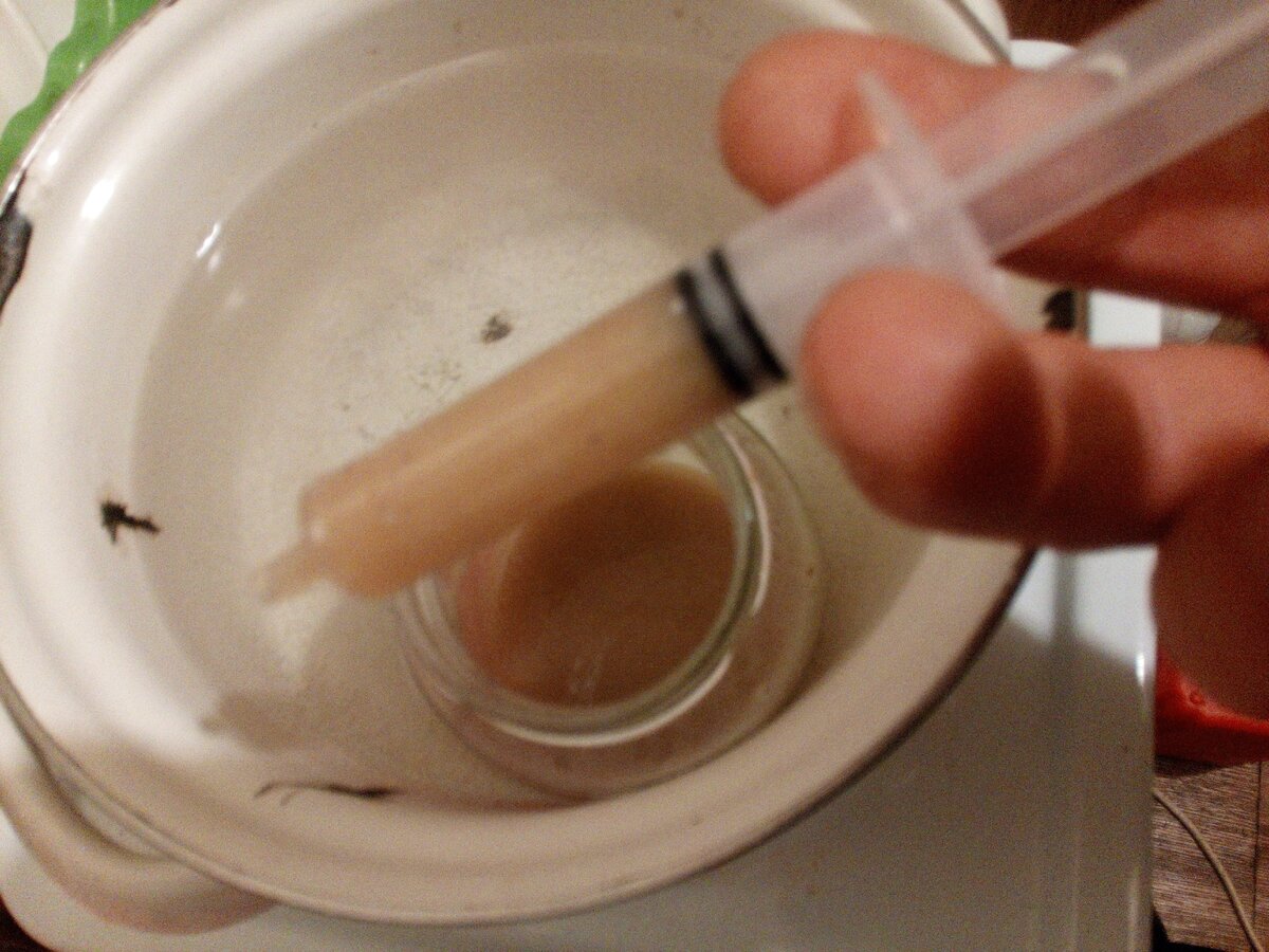 Набрали в шприц и заливаем в трубочки полностью и ложим их сразу что бы не капала.