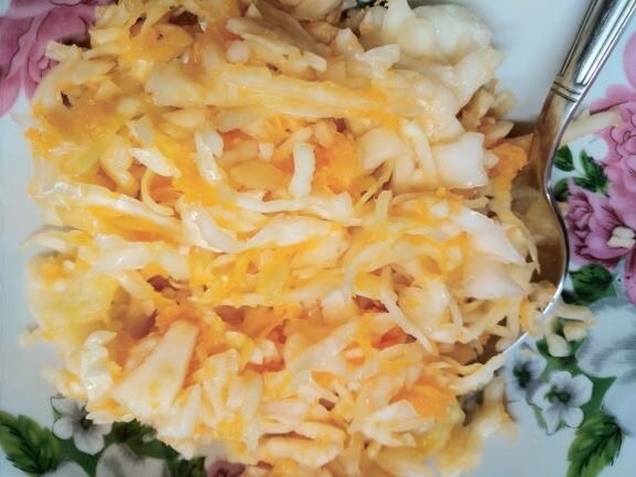 Выкладываем квашеную капусту  в тарелку или салатник