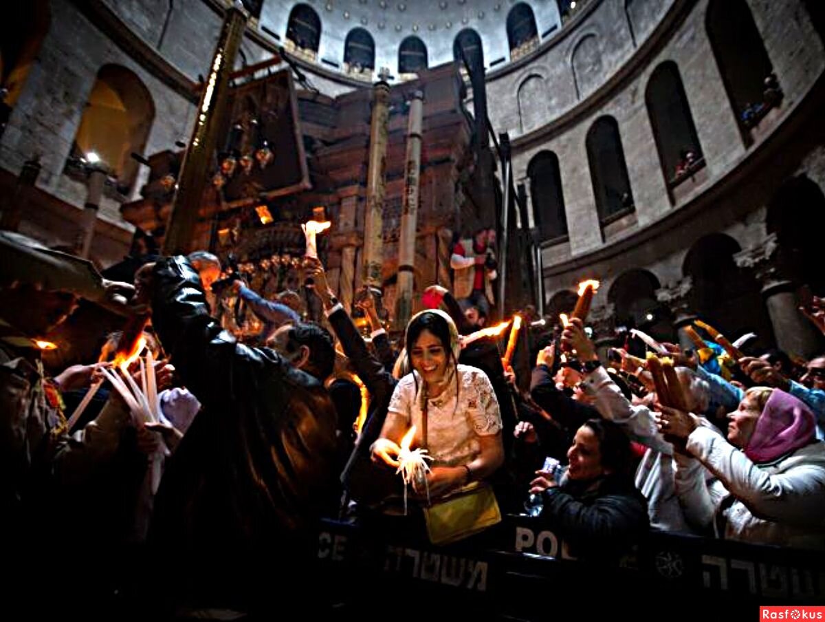 Пасха в иерусалиме 2024 году. Огонь в Иерусалиме на Пасху 2023. Священный огонь Греции фото.