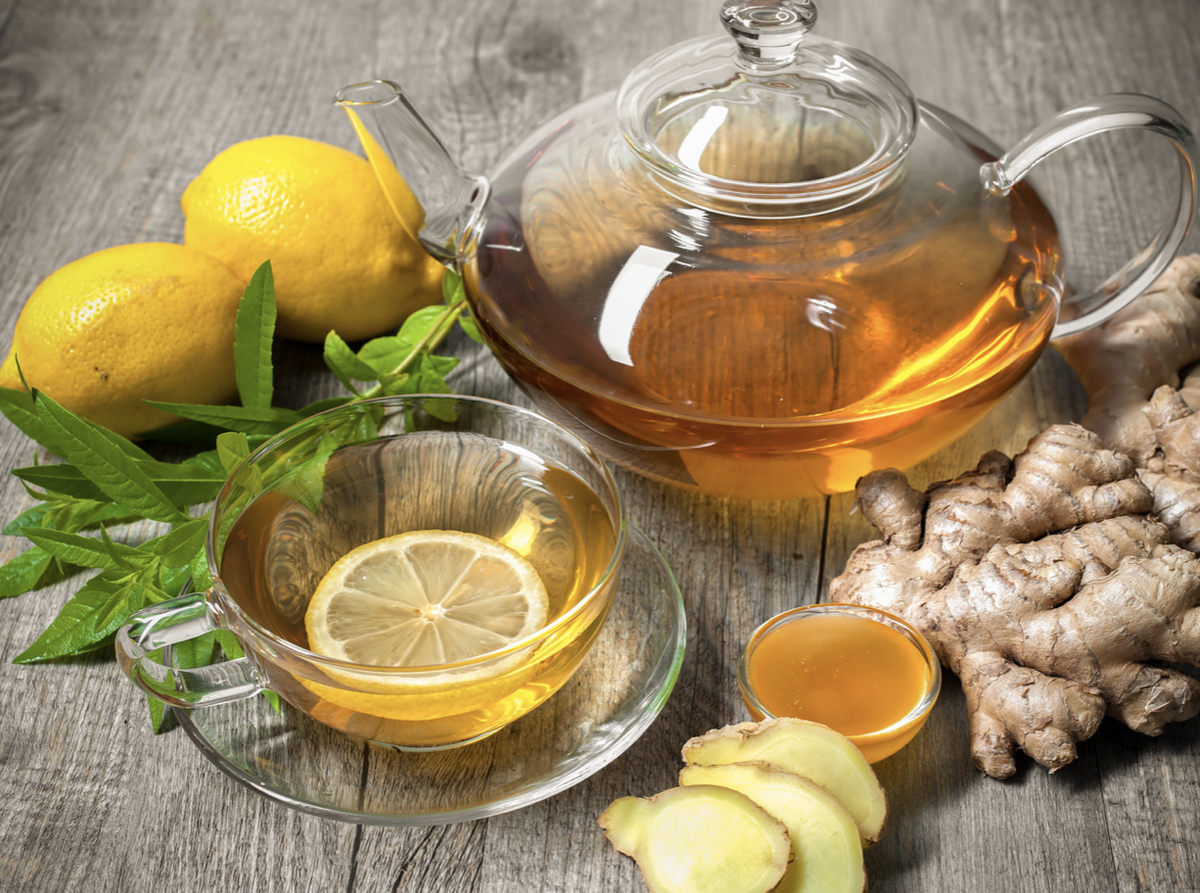 Некоторые продукты способствуют потере веса, но некоторые натуральные напитки также полны достоинств, которые помогут вам получить плоский живот. В сочетании с сбалансированной диетой и регулярной физической активностью напитки для потери веса позволяют нашему телу легче сжигать калории.