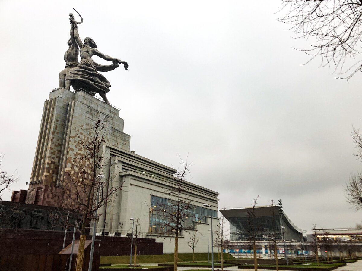 Памятник рабочий и колхозница в москве. Памятник рабочий и колхозница Мосфильм. Памятник рабочий и колхозница в Москве в 1993. Скульптура Шадра рабочий и колхозница. Скульптура веры Мухиной рабочий и колхозница Тбилиси.