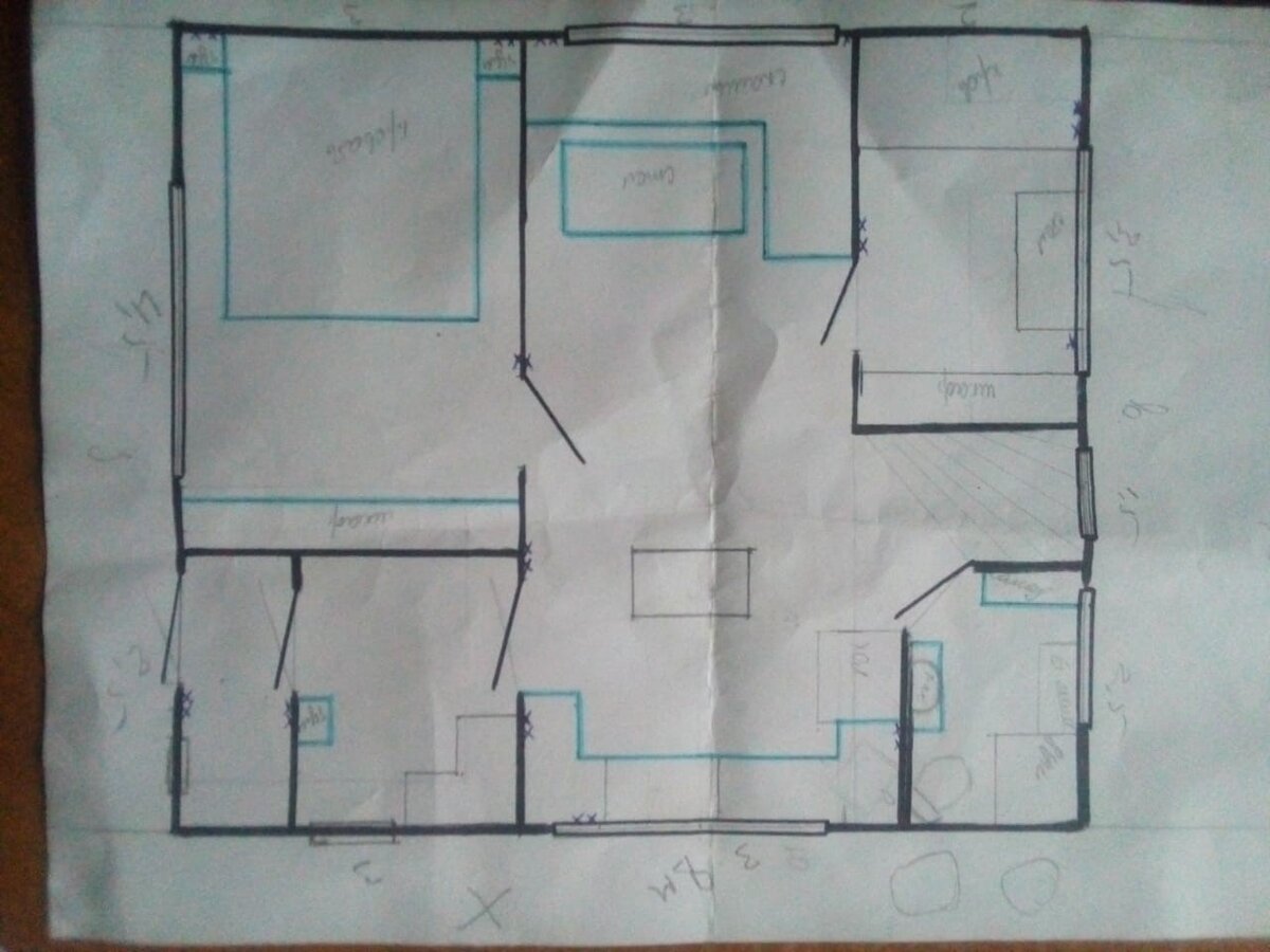 Последний вариант, где уже достаточно все продумано, размеры столов и сантехники взяты средние из интернета. Расположение сторон света аналогично.