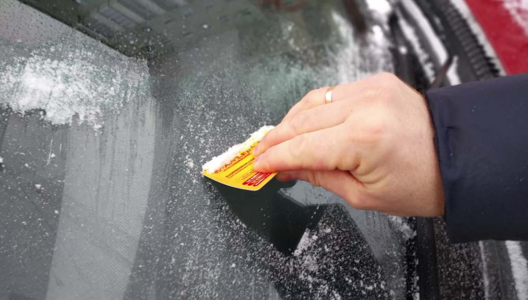 Дисконтная карта в роли скребка