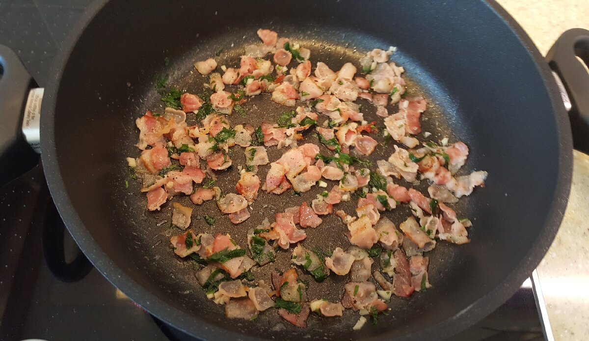 Обжаренный бекон с чесноком и петрушкой