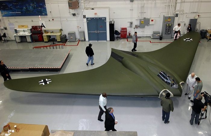 Известно, что история не имеет сослагательного наклонения, и спекулировать на тему, что было бы, если бы – дело исключительно неблагодарное и утомительное. Однако, знакомясь с отдельными моментами истории, понимаешь, насколько тонким иногда был лед между тем, как произошло и как могло бы произойти. Вот и немецкие авиатехники 1930-х годов обогнали свое время, начав разработку летательного аппарата, который мог поставить жирную точку в предстоящей воздушной войне еще до ее начала.