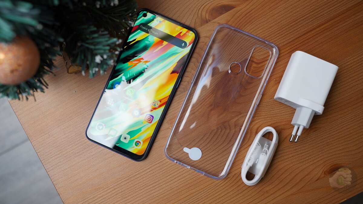 Комплект телефона: чехол, кабель и зарядное устройство. Фото: Александр Побыванец / Wylsacom Media
