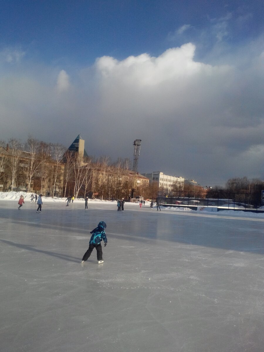 На катке