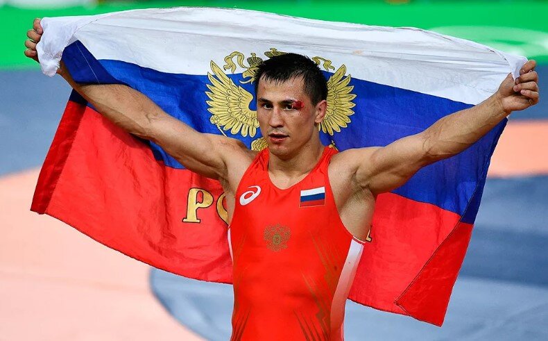 Российский чемпион Власов с флагом своей страны. Изображение с сайта Яндекс картинки