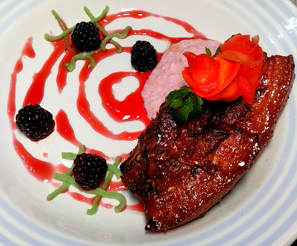 Ну и для разнообразия) Тут подача рёбрышек на несладкой творожно-малиновой подушке с малиновым сиропом, васаби и имбирём. 