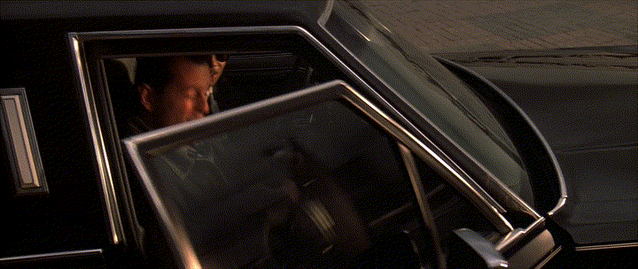 Джон Маклейн оценивает небоскреб Nakatomi, который станет для него полем боя с террористами. Кадр из фильма "Крепкий орешек"