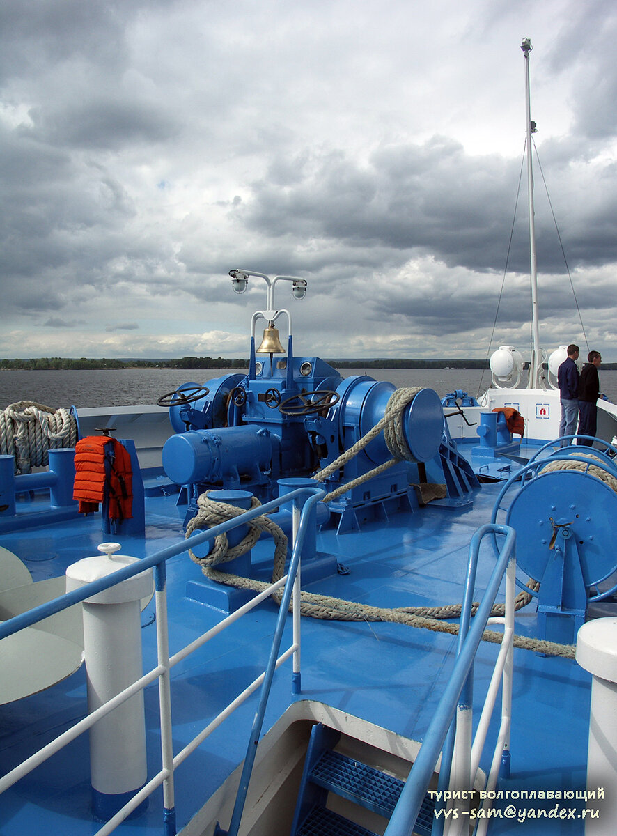 Носовая часть судна, расположена на уровне средней палубы. На переднем плане – трап, ведущий вниз, на главную палубу. Фото 10.06.2007.